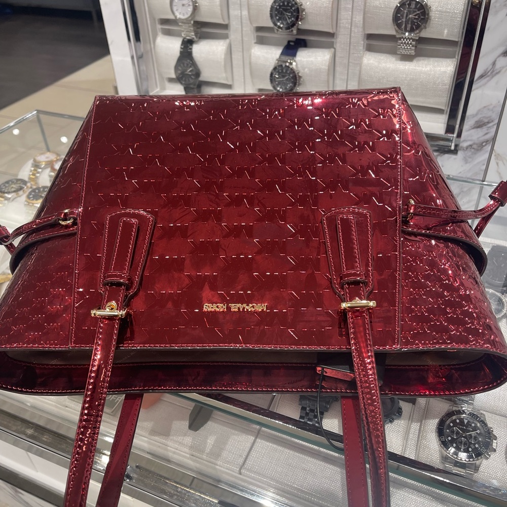 MICHAEL KORS Voyager Lg Metallic Logo Debossed EW Shoulder Tote Bag
Cherry
NWT - Picture 7 of 16